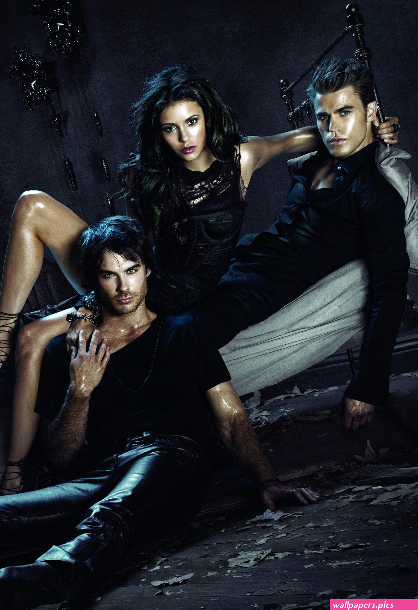 [Resim: nina-dobrev-as-elena-gilbert-in-vampire-...per-37.jpg]